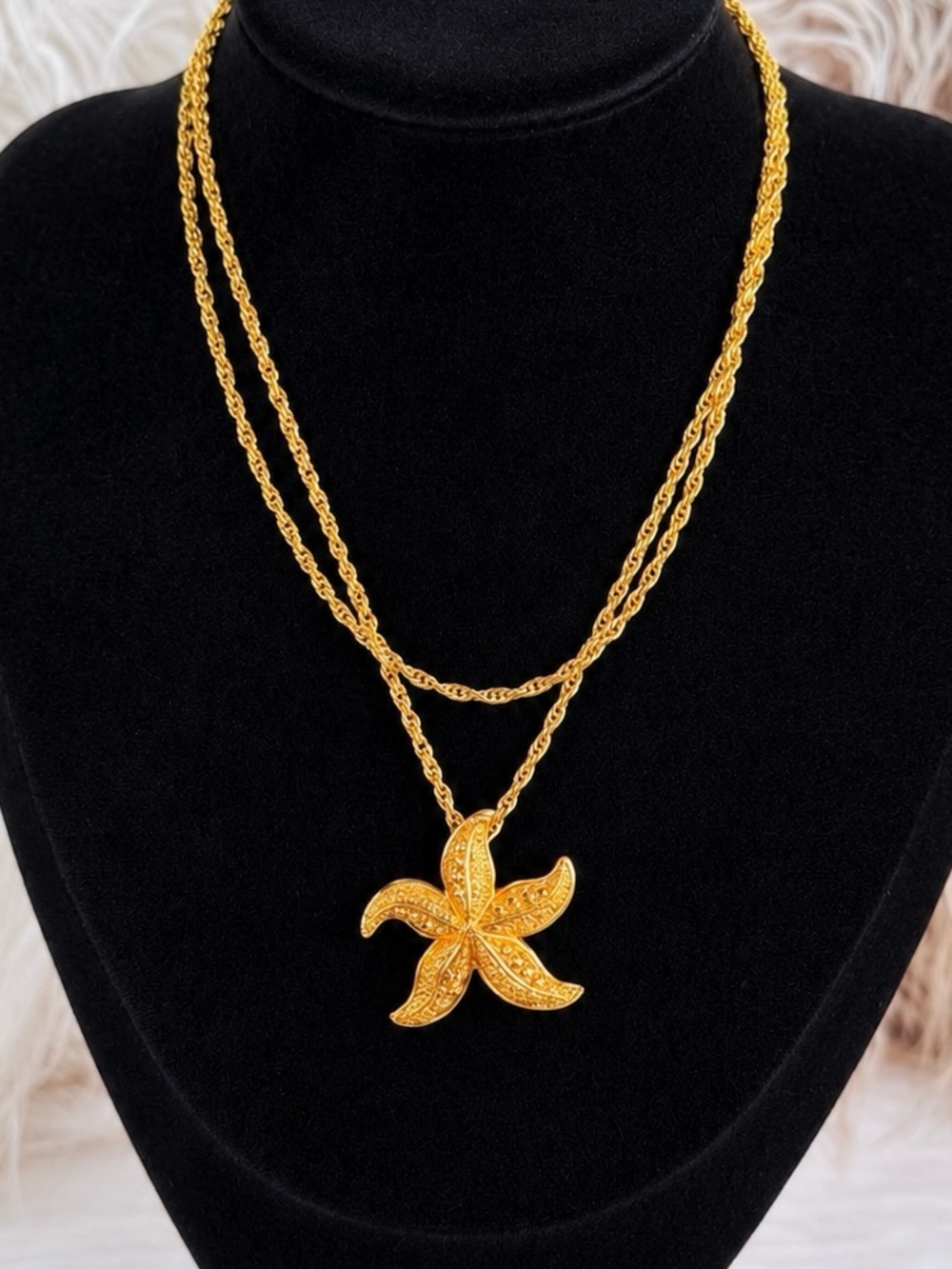 Vintage goldtone Textured Starfish Pendant Necklace